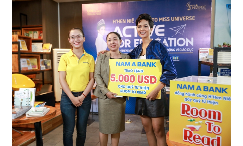 Nam A Bank mua sách giá 5000USD ủng hộ chiến dịch cộng đồng của Hoa hậu H'Hen NIê